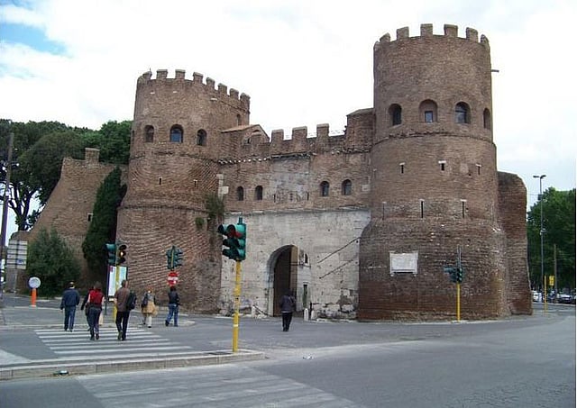 প্রাচীরের বিভিন্ন স্থানে আছে এ রকম টাওয়ার