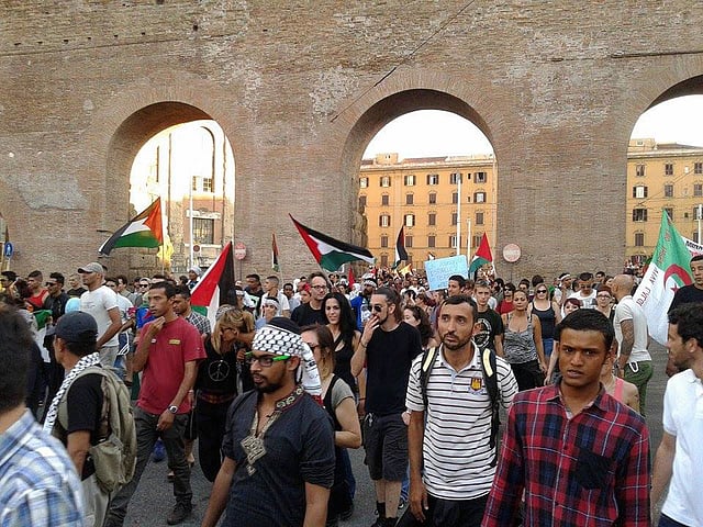 প্রাচীর দেখতে ভিড় জমিয়েছেন পর্যটকেরা