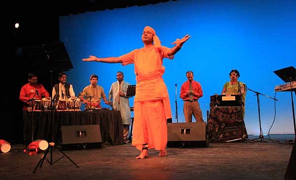 সংগীত পরিবেশন করছেন শিল্পী অপূর্ব দাস