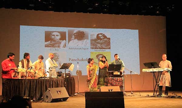 সংগীত পরিবেশন করছেন শিল্পী অর্পিতা দাস