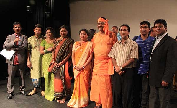 অনুষ্ঠান শেষে শিল্পীদের সঙ্গে কয়েকজন দর্শক