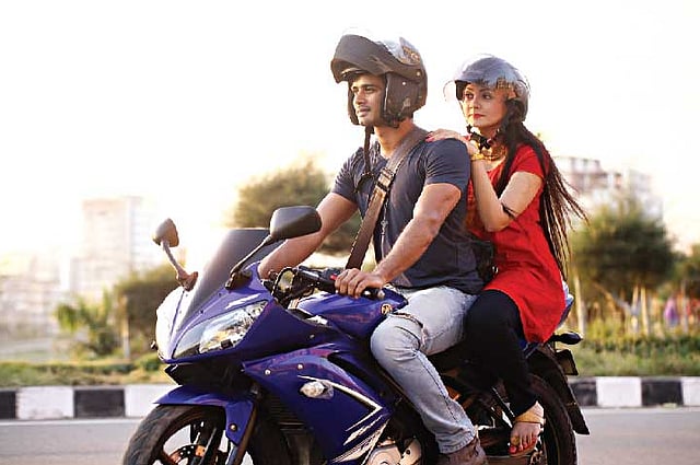 দুর্ঘটনা এড়াতে অবশ্যই মোটরবাইকের চালক ও আরোহী দুজনকেই হেলমেট পরতে হবে। মডেল: সোয়েল ও নিশা। ছবি: অধুনা