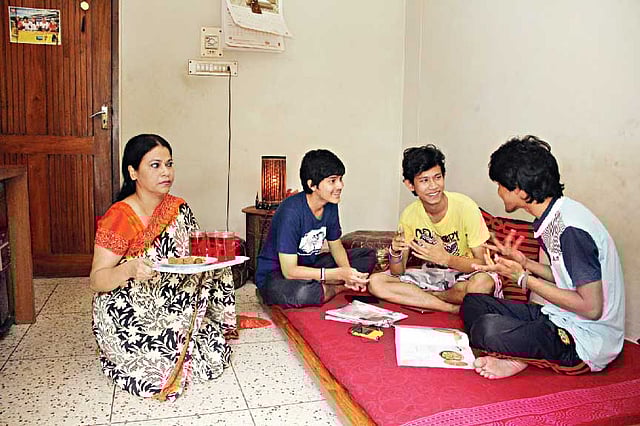 যেন বন্ধুরাই সব