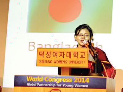 ওয়ার্ল্ড কংগ্রেসে বক্তব্য রাখছেন লেখক