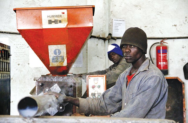 নাইরোবিতে লর্না রুটোর প্লাস্টিকের কারখানা ভূমিকা রাখছে বনভূমি রক্ষায়