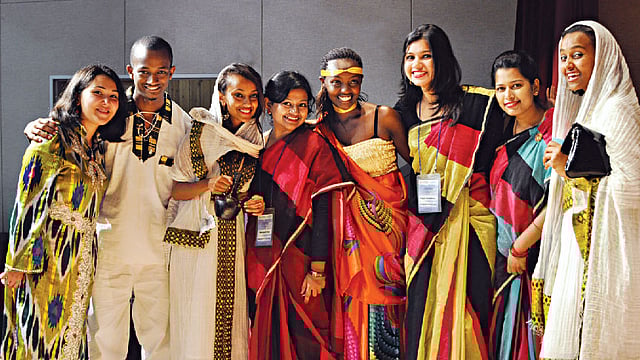 সম্মেলনটি হয়ে উঠেছিল নানা দেশের নানা সংস্কৃতির মিলনমেলা। ছবিতে অন্য দেশের বন্ধুদের সঙ্গে বাংলাদেশের তিন শিক্ষার্থী
