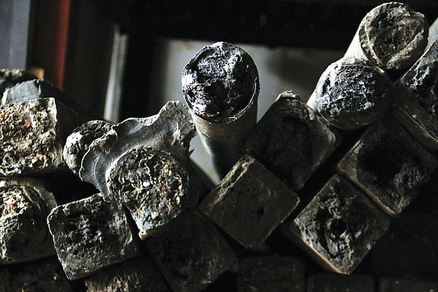 প্লাস্টিক–বর্জ্য ব্যবহার করে তৈরি হয় এ ধরনের দণ্ড