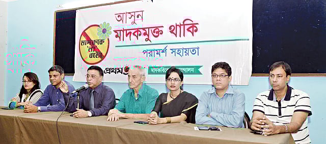 (বাঁ থেকে) সিফাত ই সাঈদ, আহমেদ হেলাল, মোহিত কামাল, ব্রাদার রোনাল্ড ড্রাহোজাল, মেখলা সরকার, অভ্র দাশ ভৌমিক ও ইকবাল মাসুদ