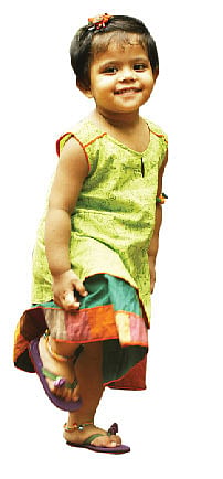 মডেল: জুনাইনা