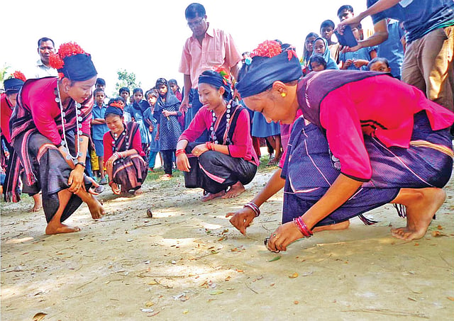 ঘিলাখেলায় ব্যস্ত চাক তরুণীরা l প্রথম আলো