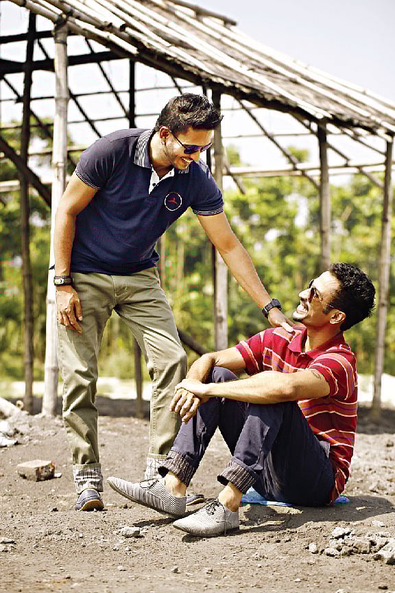 কলারওয়ালা টিশার্ট মানায় এমন প্যান্টের সঙ্গে