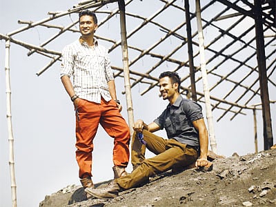 নানা রঙের গ্যাবার্ডিন প্যান্টগুলো এখন চলছে বেশ। মডেল: সঞ্জয় ও সাকিব, পোশাক: মেনজ ক্লাব, ছবি: সুমন ইউসুফ