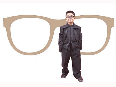 সহজে ভাঙেনা অথচ আরামদায়ক এমন চশমা চাই শিশুর জন্য। মডেল: রিহাল, ছবি: নকশা