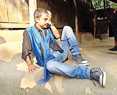 ঝালকাঠির কাঁঠালিয়া উপজেলার চেচরীরামপুর গ্রামের পৈতৃক ভিটায় প্রথমবারের মতো পা রাখেন নচিকেতা। এ সময় আবেগে কেঁদে ফেলেন তিনি। ছবিটি গত সোমবার দুপুরে তোলা l প্রথম আলো