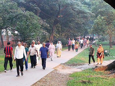 হেমন্তের কুয়াশামাখা সকালে রমনা পার্কে প্রাতর্ভ্রমণ করছেন স্বাস্থ্যসচেতন নগরবাসী। সকাল-বিকেল নিয়ম করে কিছু সময় হাঁটার অভ্যাস ভালো রাখবে শরীরটাকে l ছবি: পাভেল রহমান