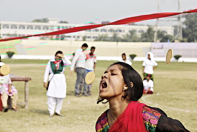 রাজশাহী মুক্তিযুদ্ধ স্মৃতি স্টেডিয়ামে গতকাল গ্রামীণ খেলাধুলা প্রতিযোগিতায় বিস্কুট দৌড় l ছবি: প্রথম আলো