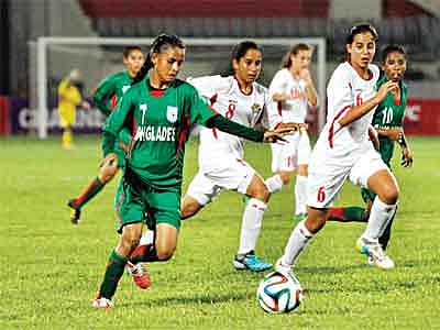 সানজিদার (বঁায়ে) এমন খেলা জিতিয়ে দেয় বাংলাদেশকে। ছবি: শামসুল হক