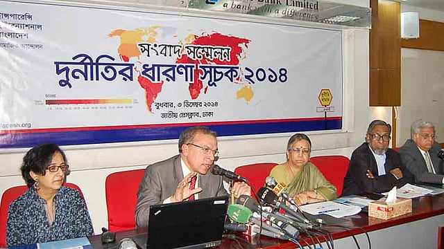 টিআইয়ের দুর্নীতির ধারণা সূচক প্রকাশ অনুষ্ঠানে এর বিভিন্ন দিক তুলে ধরেন টিআইবির নির্বাহী পরিচালক ইফতেখারুজ্জামান। আরও বক্তব্য দেন সংস্থাটির ট্রাস্টি বোর্ডের চেয়ারম্যান সুলতানা কামাল। এ সময় উপস্থিত ছিলেন ট্রাস্টি বোর্ডের সদস্য এম হাফিজউদ্দিন খান ও এ টি এম শামসুল হুদা। ছবি: ফোকাস বাংলা