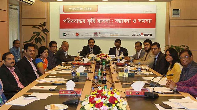 কৃষিতে উৎপাদন বাড়লেও কৃষক এখনো পণ্যের ন্যায্য মূল্য পাচ্ছেন না। ন্যায্য মূল্য পাওয়া নিশ্চিত করতে হলে প্রান্তিক পর্যায়ে কৃষকের কাছে প্রযুক্তি ও কৃষিভিত্তিক তথ্যসেবা পৌঁছে দিতে হবে। প্রথম আলো আয়োজিত এক গোলটেবিল আলোচনায় কৃষি খাতের সঙ্গে সংশ্লিষ্ট সরকারি-বেসরকারি প্রতিষ্ঠানের কর্মকর্তারা এ পরামর্শ দেন। ছবি: জাহিদুল করিম
