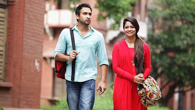 বন্ধুর কাঁধ পাষাণের ভার বইতে পারে। বন্ধুর হাত নিরাশ্রয়ের আশ্রয় হতে পারে। ছবিটি প্রতীকী।