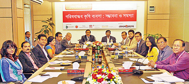 প্রথম আলো কার্যালয়ে গতকাল অনুষ্ঠিত ‘গরিববান্ধব কৃষি ব্যবসা: সম্ভাবনা ও সমস্যা’ শীর্ষক গোলটেবিল বৈঠকে আলোচকেরা l ছবি: প্রথম আলো