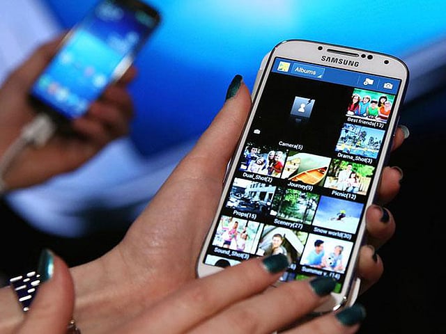 ছবি তোলার ক্ষেত্রে ক্যামেরা ঠিকমতো ধরতে হবে