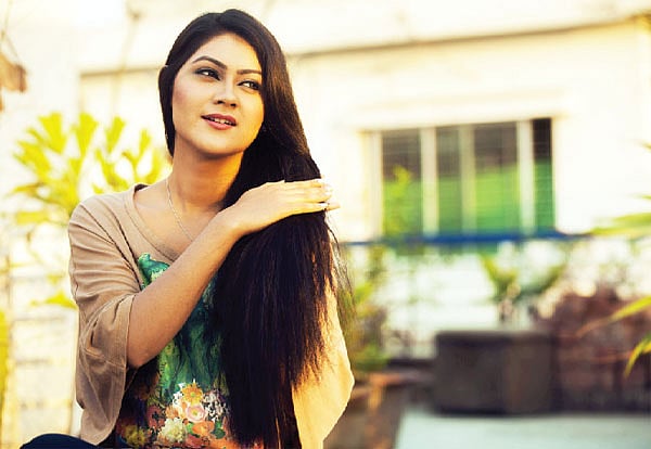 চুল ভেজা থাকলে ঠান্ডা লাগতে পারে, তাই ভালো ভাবে চুল শুকাতে হবে। মডেল: শায়না, ছবি: অধুনা