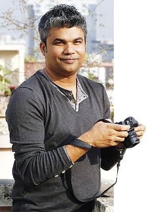 ক্যামেরা হাতে চেনা ভঙ্গিতে জুয়েল সামাদ। ছবি: সুমন ইউসুফ