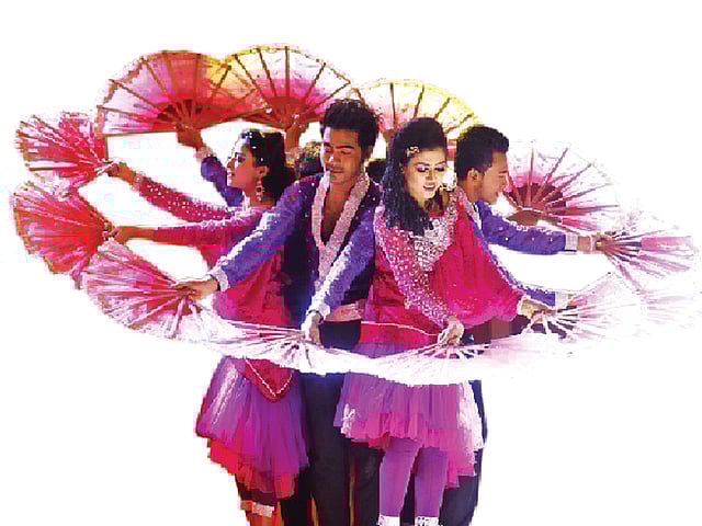 কবিরুল ইসলামের কোরিওগ্রাফিতে তাঁর দলের নৃত্য পরিবেশনা