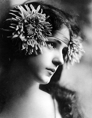 বনপরী, জিপসি নারী, জাপানি গেইশা থেকে শুরু করে গ্রিক দেবী পর্যন্ত বহু চরিত্রেরই মডেল হয়েছেন ইভলিন নেস্টবিট। ছবি: উইকিপিডিয়া