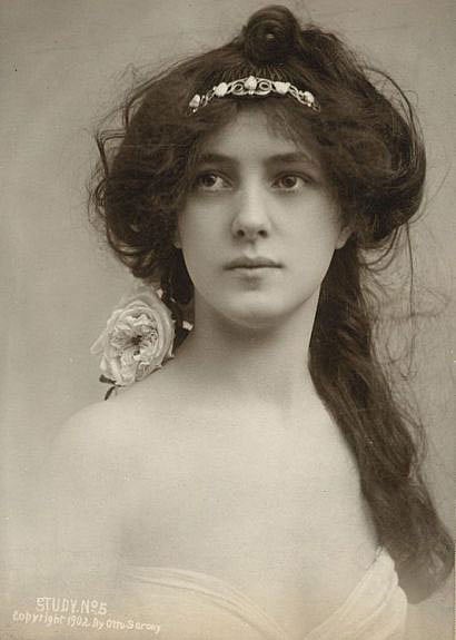 পোশাক যা-ই হোক ইভলিনের মধ্যে যেন সব সময়ই প্রতিমার মতো সৌন্দর্যের সঙ্গে এক প্রচ্ছন্ন যৌন আবেদন মিলেমিশে থাকত। ছবি: উইকিপিডিয়া