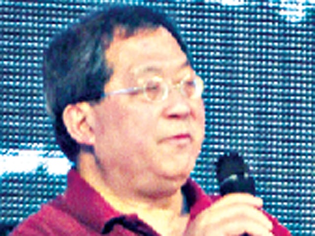 সামরিক জাদুঘরে আন্তর্জাতিক স্থাপত্য সম্মেলনের শেষ দিনে গতকাল বক্তব্য দেন স্থপতি কেন ইয়াং l ছবি: প্রথম আলো