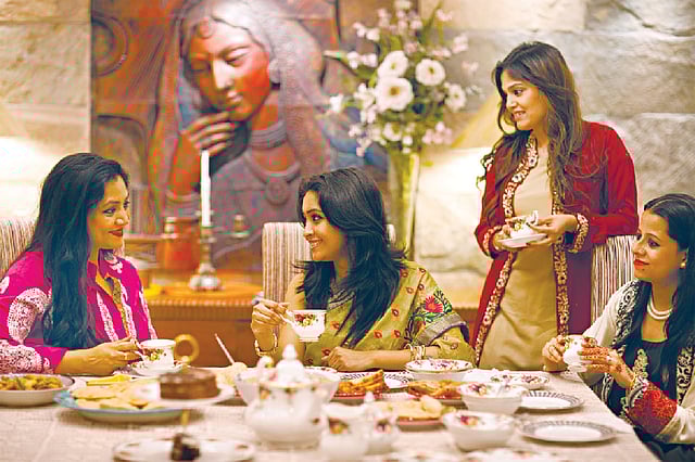 একঘেয়েমি কাটাতে এমন আড্ডা তো হতেই পারে