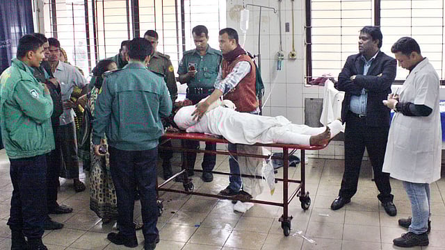 ঢাকা মেডিকেল কলেজ হাসপাতালের বার্ন ইউনিটে চিকিৎসাধীন বাপ্পী। ছবিটি বুধবার তোলা। সেখানে চিকিৎসাধীন অবস্থায় আজ মারা যান তিনি। ছবি: ফোকাস বাংলা