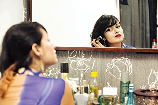 চোখ আর ঠোঁটের প্রসাধনিগুলো আলাদা রাখাই ভাল। মডেল: সম্প্রীতি, ছবি: নকশা