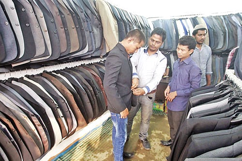 বাণিজ্য মেলায় ব্লেজারের স্টলে একজন ক্রেতা l প্রথম আলো