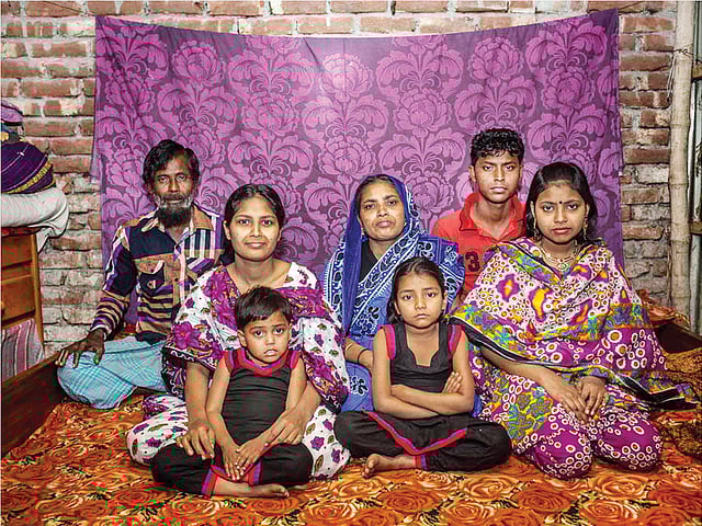 সপরিবারে ঢাকার কামরাঙ্গীরচরের নূরজাহান খালা