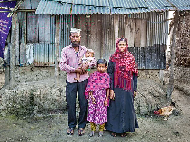 খুলনার দাকোপের বেল্লাল ভাই ও তাঁর পরিবার ছবি: শিহাব উদ্দিন