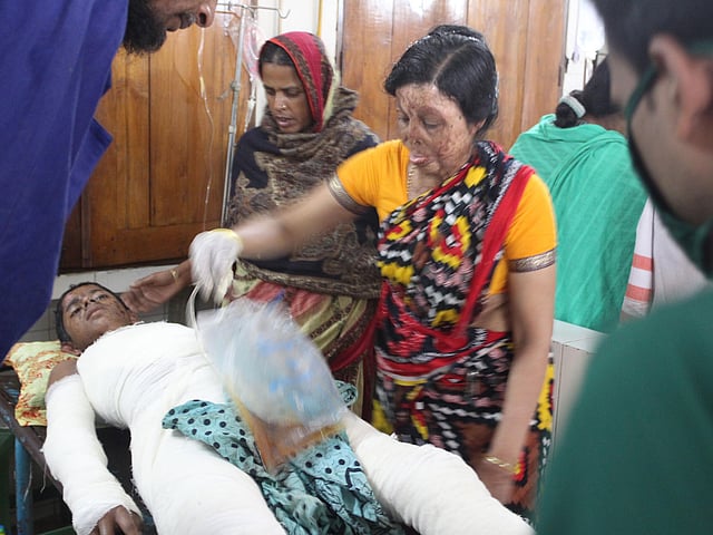 দুর্ঘটনায় পুড়ে গিয়েছিল মণি বিবির মুখ-হাত। পোড়ার যন্ত্রণা তাই ভালো করেই বুঝেন তিনি। সেই উপলব্ধি থেকে এখন কাজ করছেন ঢাকা মেডিকেল কলেজ হাসপাতালের বার্ন ইউনিটে, বিনা বেতনে। ছবি: মনিরুল আলম