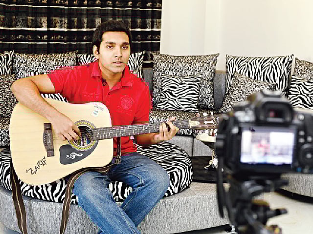 নিজের গান ছড়িয়ে যাক গোটা দুনিয়ায়। মডেল: জারিফ, ছবি: অধুনা