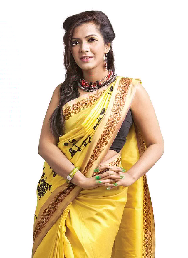 ফাগুন প্রকৃতির রঙের ছোঁয়া থাকুক পোশাকেও। মডেল: মারিয়া, পোশাক ও গয়না: আড়ং, ব্লাউজ: ওয়ালিজ, সাজ: রেড, ছবি: কবির হোসেন