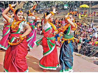 নাচে–গানে মেতেছিল চট্টগ্রামের ডিসি হিল ছবি: প্রথম আলো
