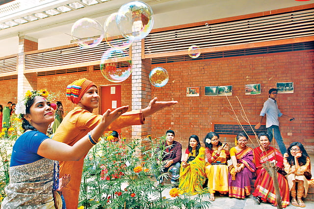 ঢাকা বিশ্ববিদ্যালয়ের চারুকলা অনুষদে বসন্ত উৎসব ছবি: প্রথম আলো