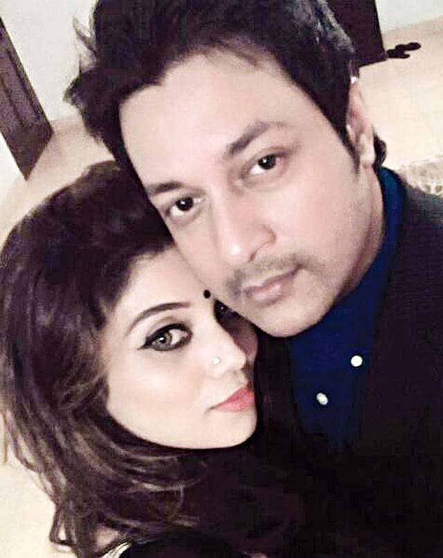 স্ত্রী আয়শা ইসলামের সঙ্গে তোলা সেলফিতে ইমন