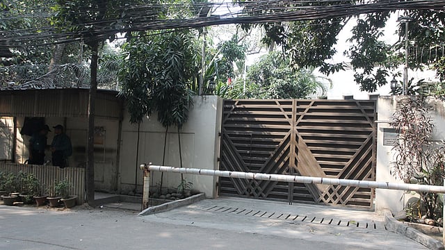 বিএনপির চেয়ারপারসন খালেদা জিয়ার ভাড়া বাসার মূল ফটক। ছবি: মনিরুল আলম