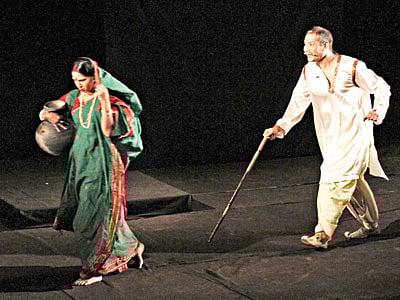 চারুনীড়মের অবাক দেশ ও বুড়ো নাটকের একটি দৃশ্য l ছবি: আশরাফুল আলম