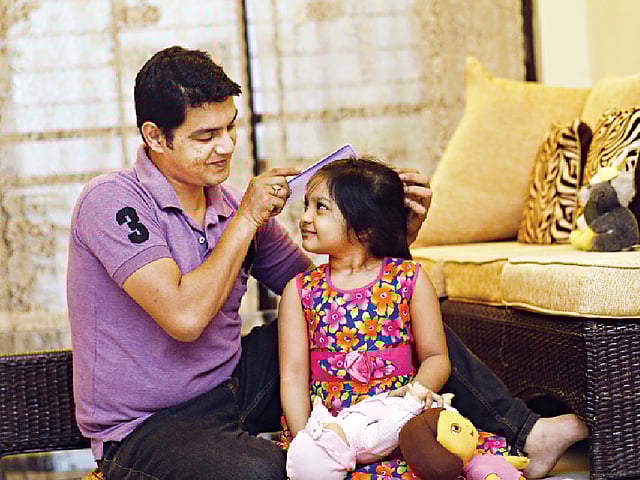 বিবাহবিচ্ছেদের কারণেই হোক কিংবা অকাল মৃত্যুর কারণেই হোক, অনেক সময় সন্তানকে লালন-পালন করতে হয় একাই। যিনি মা, তিনিই বাবা।