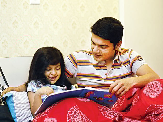 বিবাহবিচ্ছেদের কারণেই হোক কিংবা অকাল মৃত্যুর কারণেই হোক, অনেক সময় সন্তানকে লালন-পালন করতে হয় একাই। যিনি মা, তিনিই বাবা।