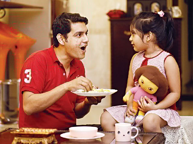 একসঙ্গে মা–বাবা দুজনের দায়িত্ব পালন বড় চ্যালেঞ্জ। মডেল: ইফতেখার ও ফাইরু। ছবি: সুমন ইউসুফ