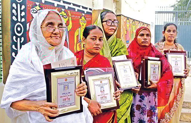 চট্টগ্রাম বিভাগে জয়িতা খেতাবজয়ী পাঁচ নারী: (বাঁ থেকে) তাহমিনা হক চৌধুরী, ঝর্ণা ধর, শিরিন আক্তার খানম, হাফছা আক্তার ও আয়েশা বেগম l প্রথম আলো